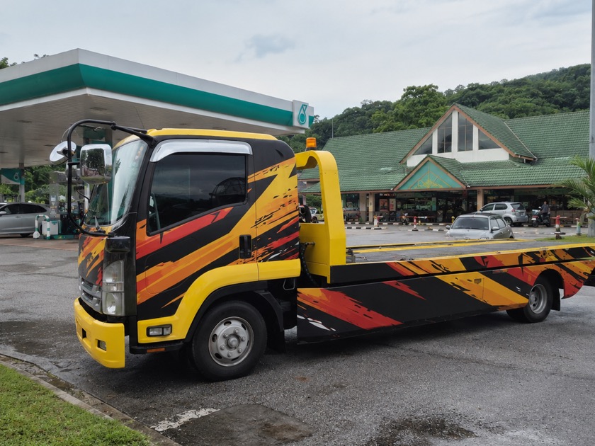 Lori towing standby di R&R lebuhraya