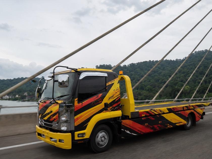 Towing interstate merentasi jambatan