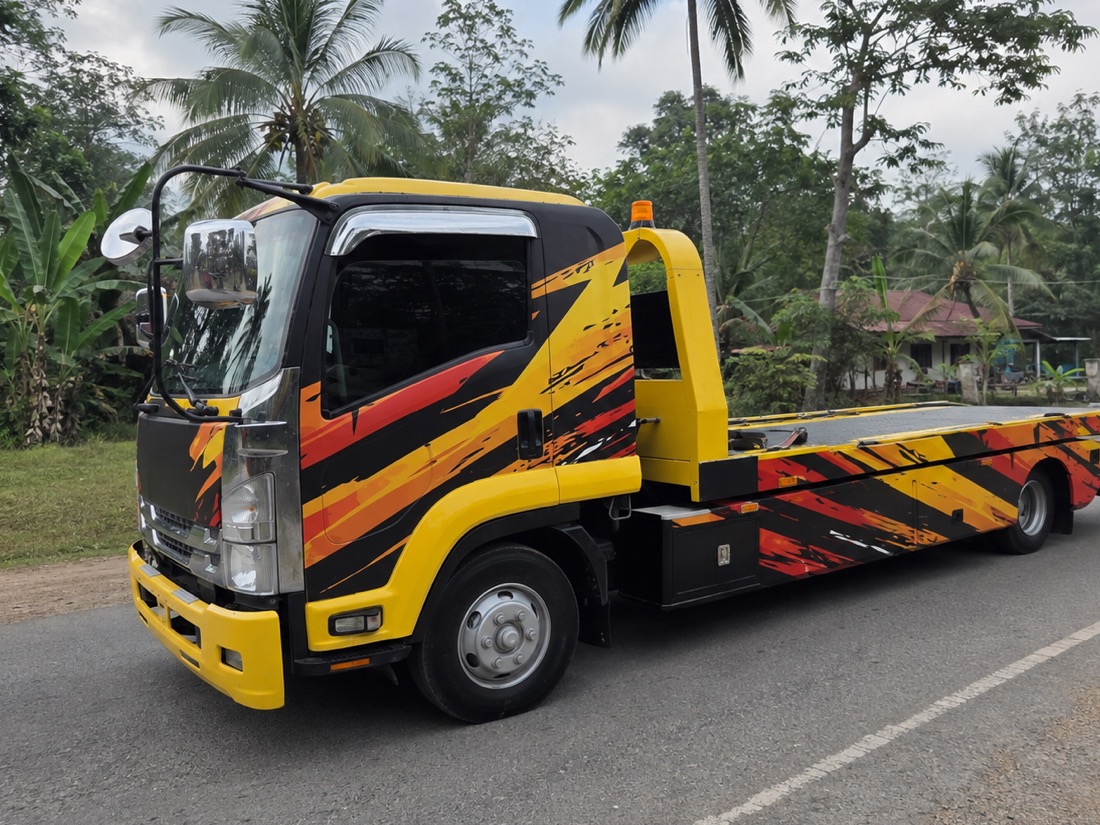 Lori towing di jalan kampung