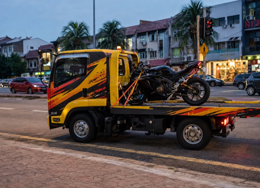 Towing motor — superbike diikat kemas dengan tali ratchet atas flatbed