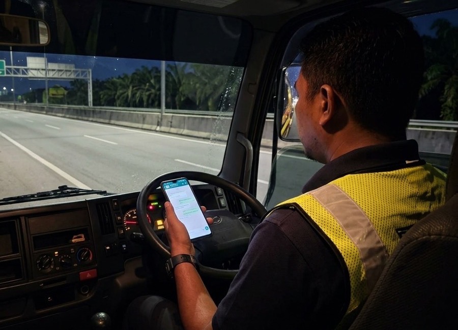 Pemandu lori towing sahkan harga towing dalam WhatsApp sebelum unit bergerak